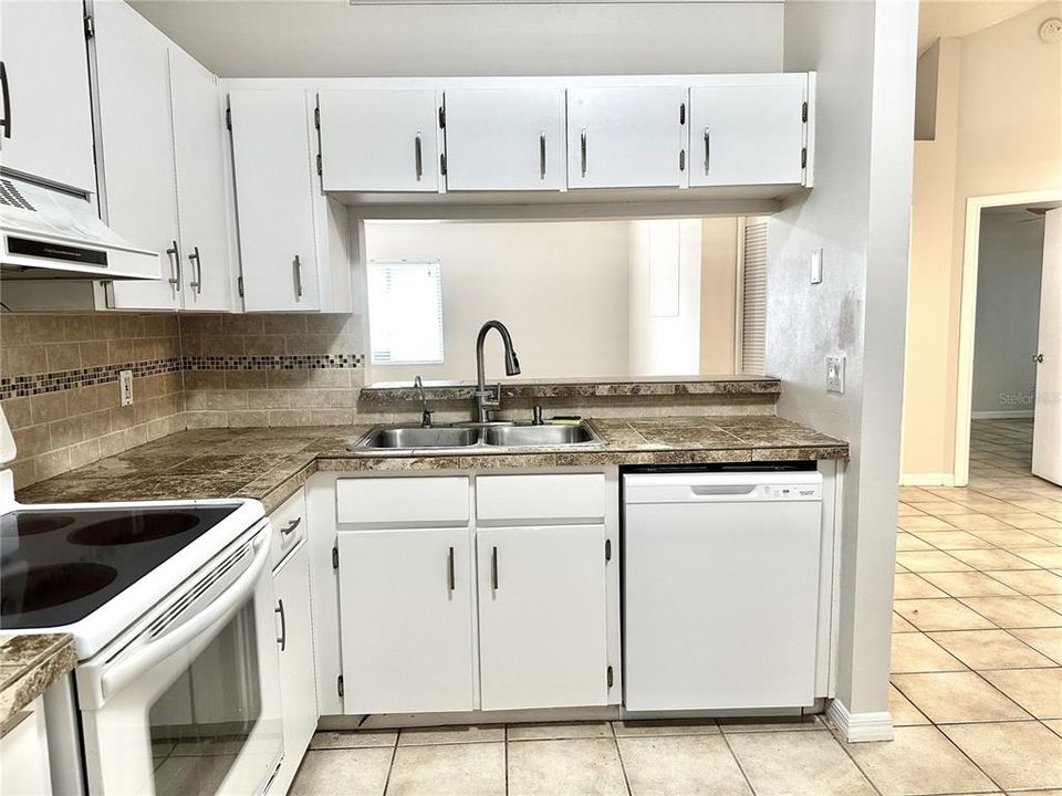 合同活跃: $340,000 (3 贝兹, 2 浴室, 1366 平方英尺)