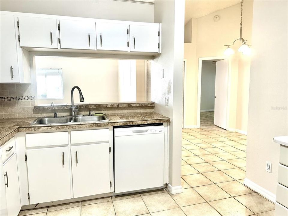 合同活跃: $340,000 (3 贝兹, 2 浴室, 1366 平方英尺)