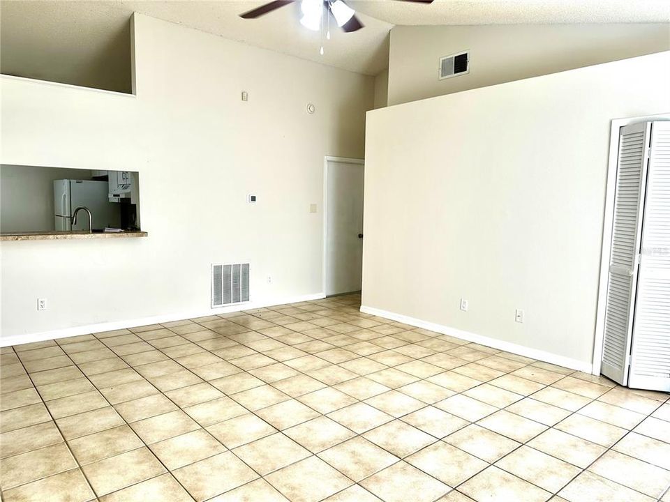 合同活跃: $340,000 (3 贝兹, 2 浴室, 1366 平方英尺)