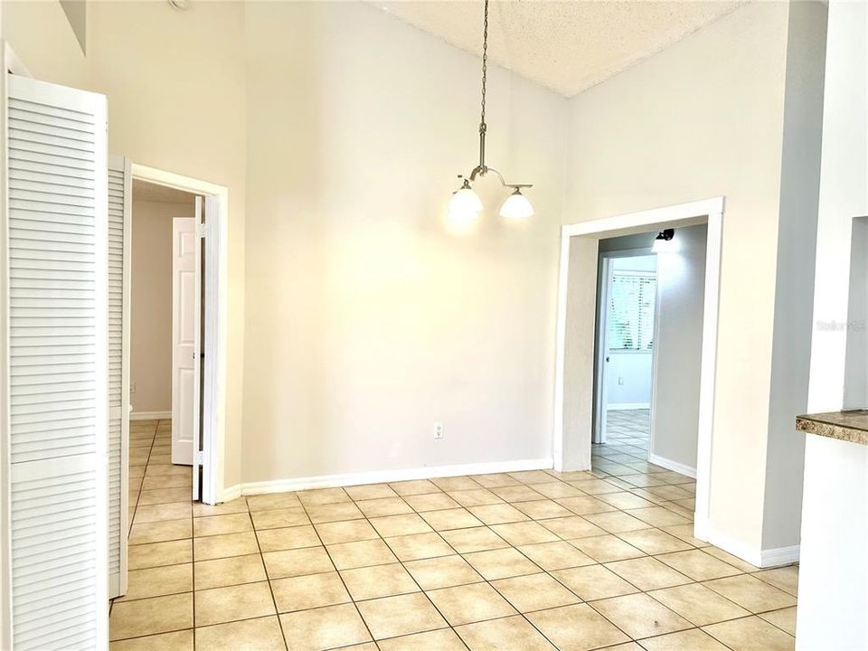 合同活跃: $340,000 (3 贝兹, 2 浴室, 1366 平方英尺)