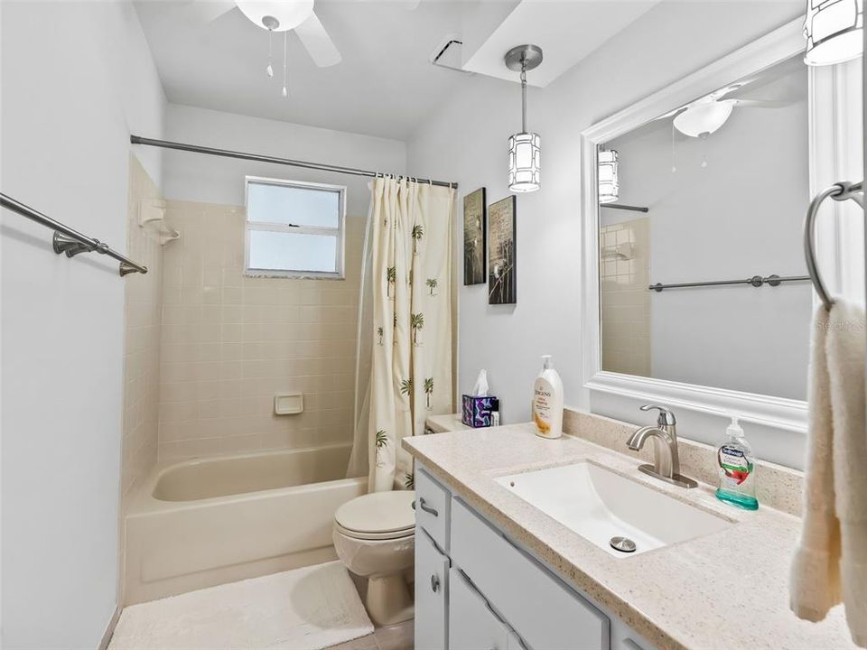 Activo con contrato: $244,900 (2 camas, 2 baños, 1468 Pies cuadrados)