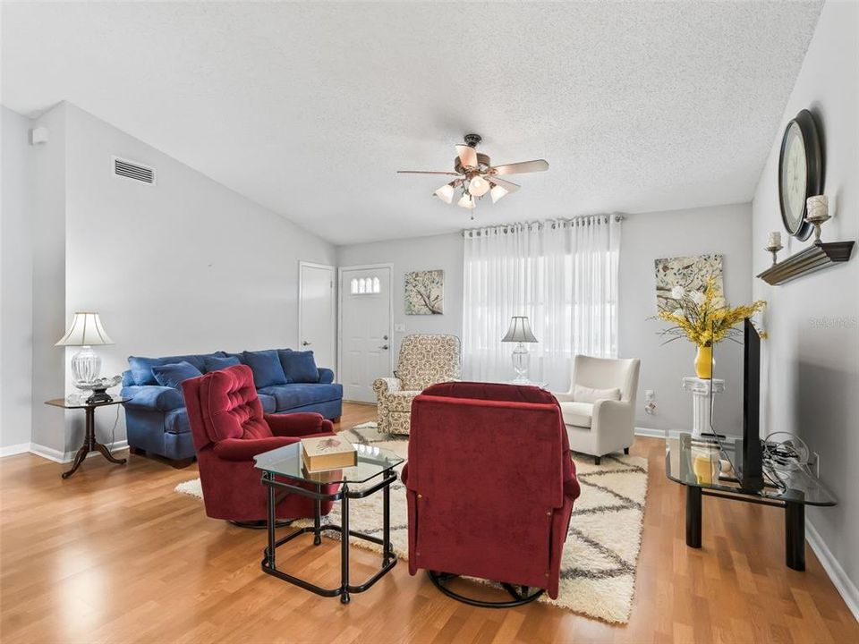 Activo con contrato: $244,900 (2 camas, 2 baños, 1468 Pies cuadrados)