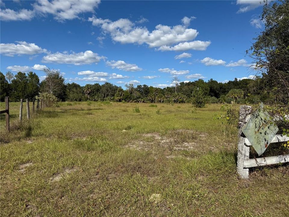На продажу: $78,000 (2.77 acres)
