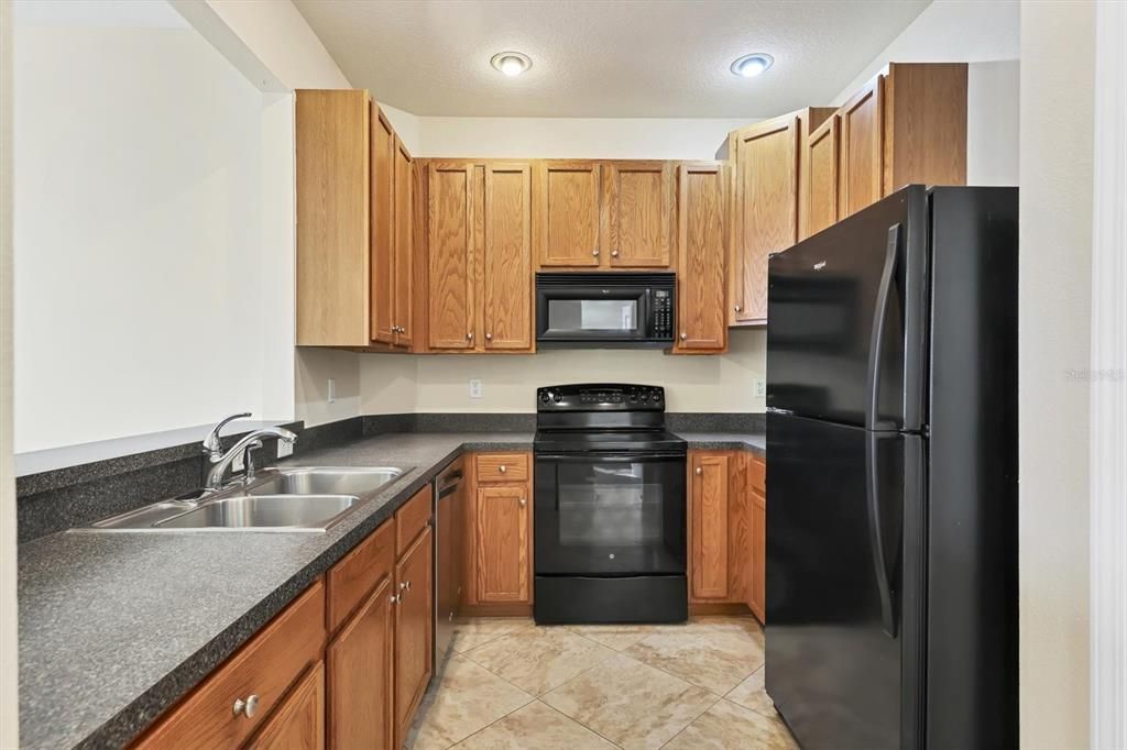 Active With Contract: $2,000 (3 beds, 2 baths, 1210 Square Feet)