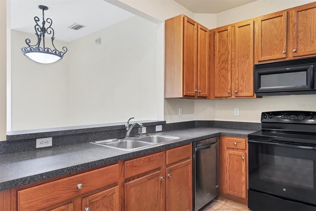 Active With Contract: $2,000 (3 beds, 2 baths, 1210 Square Feet)