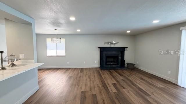 合同活跃: $399,900 (3 贝兹, 2 浴室, 1274 平方英尺)