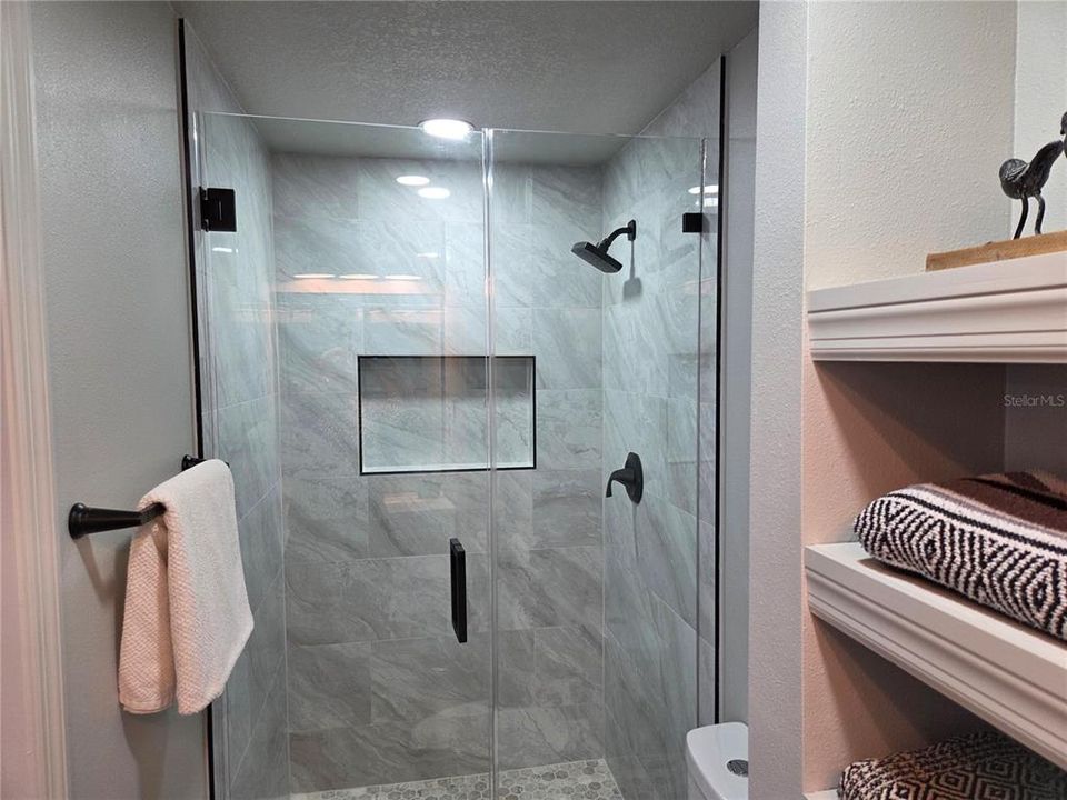 合同活跃: $399,900 (3 贝兹, 2 浴室, 1274 平方英尺)