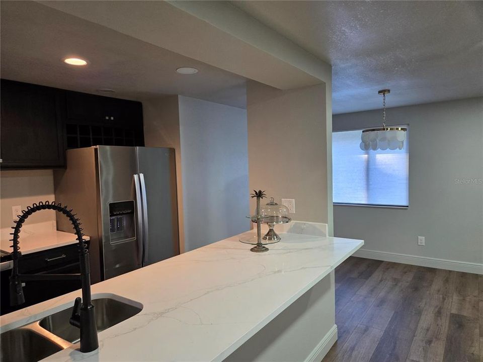 合同活跃: $399,900 (3 贝兹, 2 浴室, 1274 平方英尺)