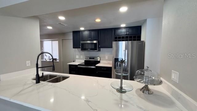 合同活跃: $399,900 (3 贝兹, 2 浴室, 1274 平方英尺)