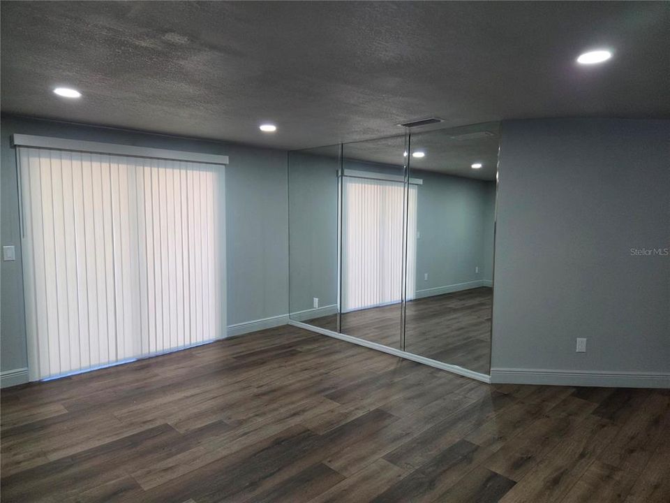 合同活跃: $399,900 (3 贝兹, 2 浴室, 1274 平方英尺)