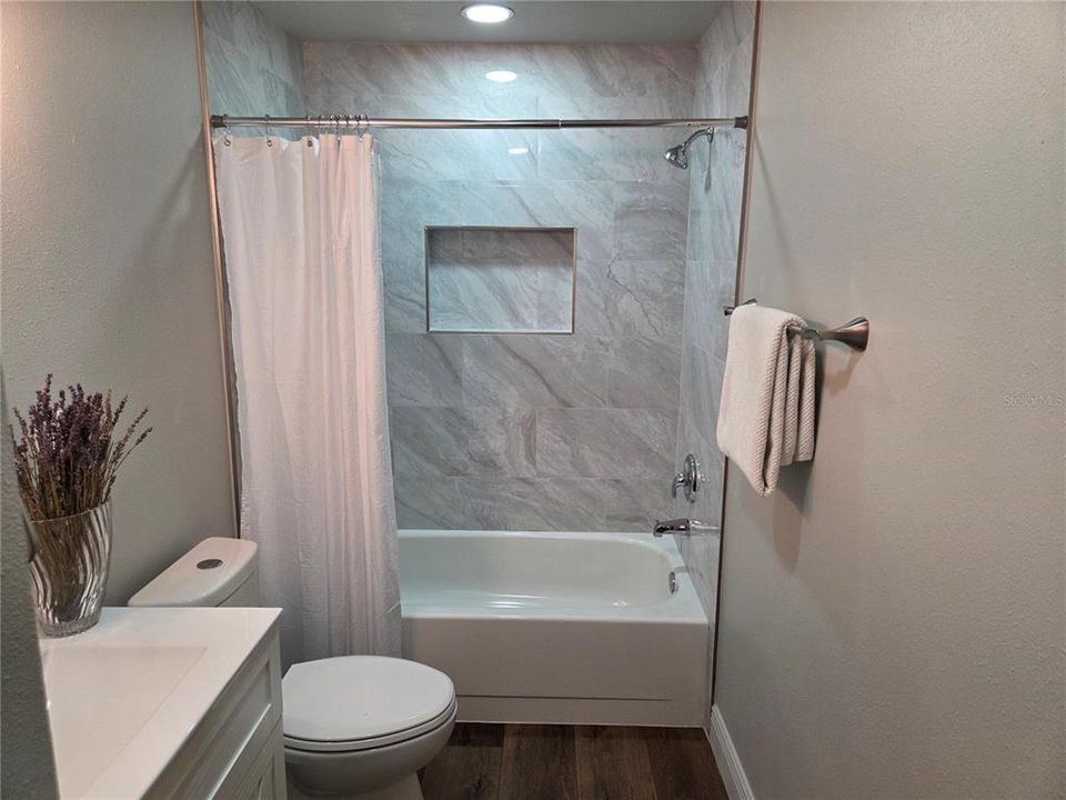 合同活跃: $399,900 (3 贝兹, 2 浴室, 1274 平方英尺)