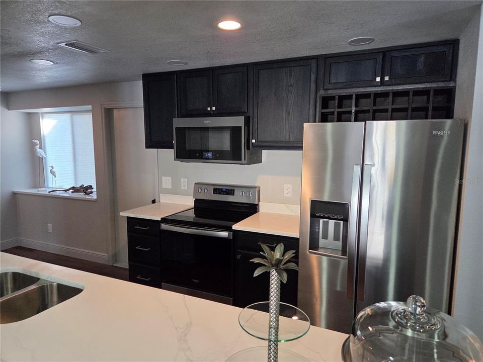 合同活跃: $399,900 (3 贝兹, 2 浴室, 1274 平方英尺)