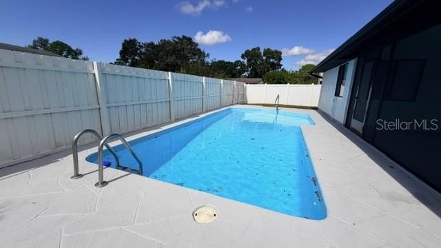 合同活跃: $399,900 (3 贝兹, 2 浴室, 1274 平方英尺)