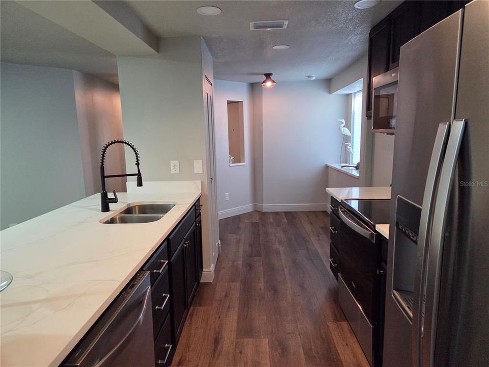 合同活跃: $399,900 (3 贝兹, 2 浴室, 1274 平方英尺)