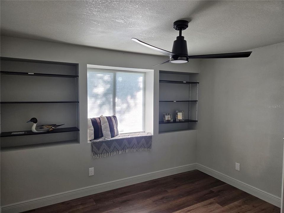 合同活跃: $399,900 (3 贝兹, 2 浴室, 1274 平方英尺)