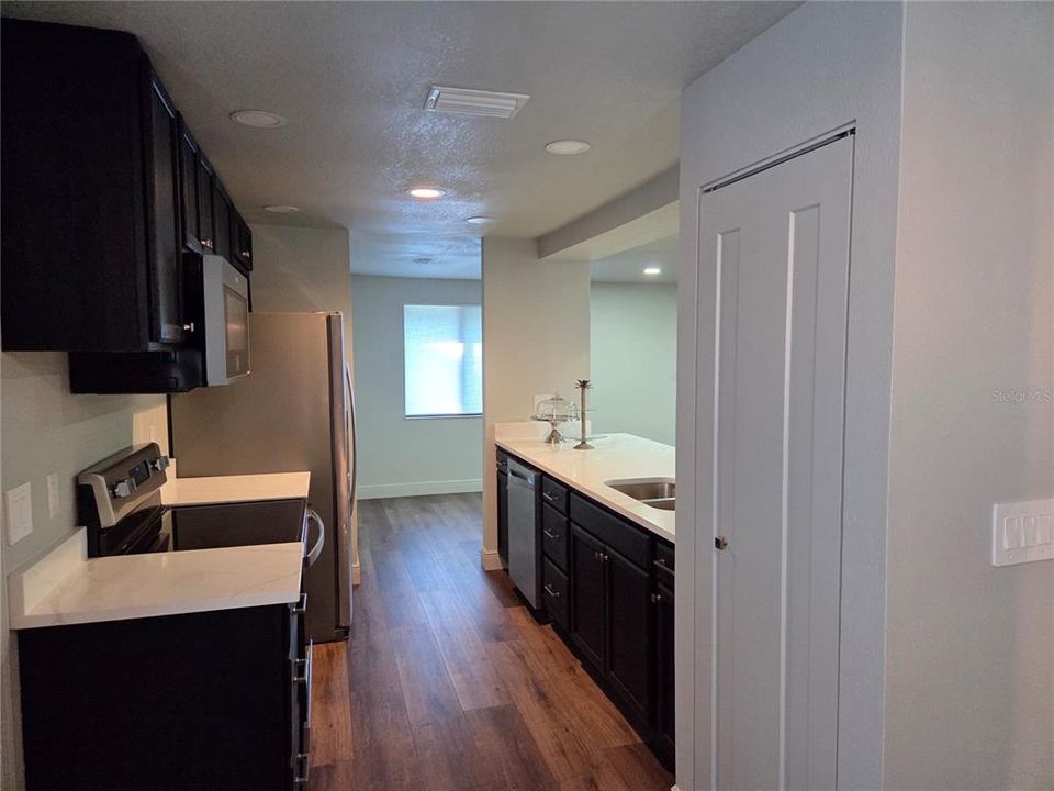 合同活跃: $399,900 (3 贝兹, 2 浴室, 1274 平方英尺)