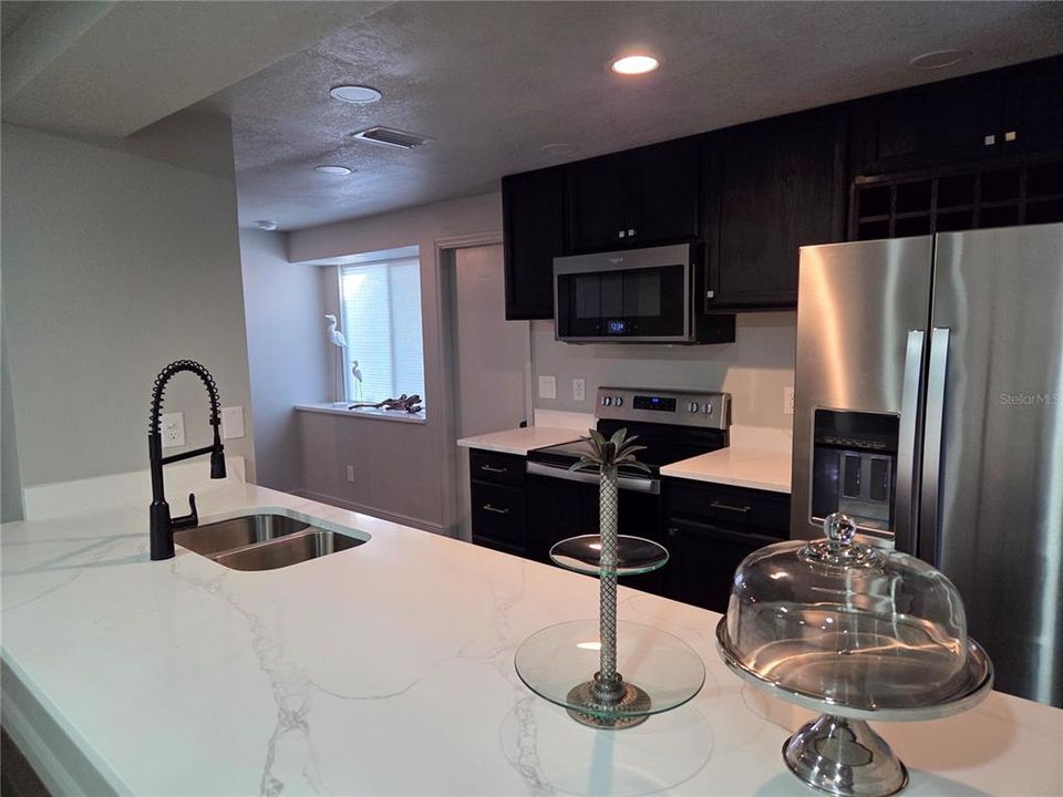 合同活跃: $399,900 (3 贝兹, 2 浴室, 1274 平方英尺)