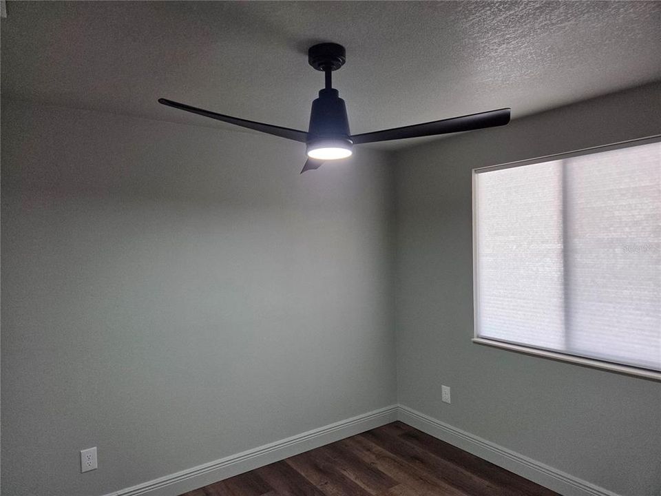 合同活跃: $399,900 (3 贝兹, 2 浴室, 1274 平方英尺)