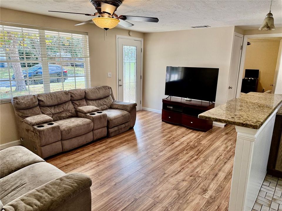 Active With Contract: $284,900 (3 beds, 1 baths, 1032 Square Feet)