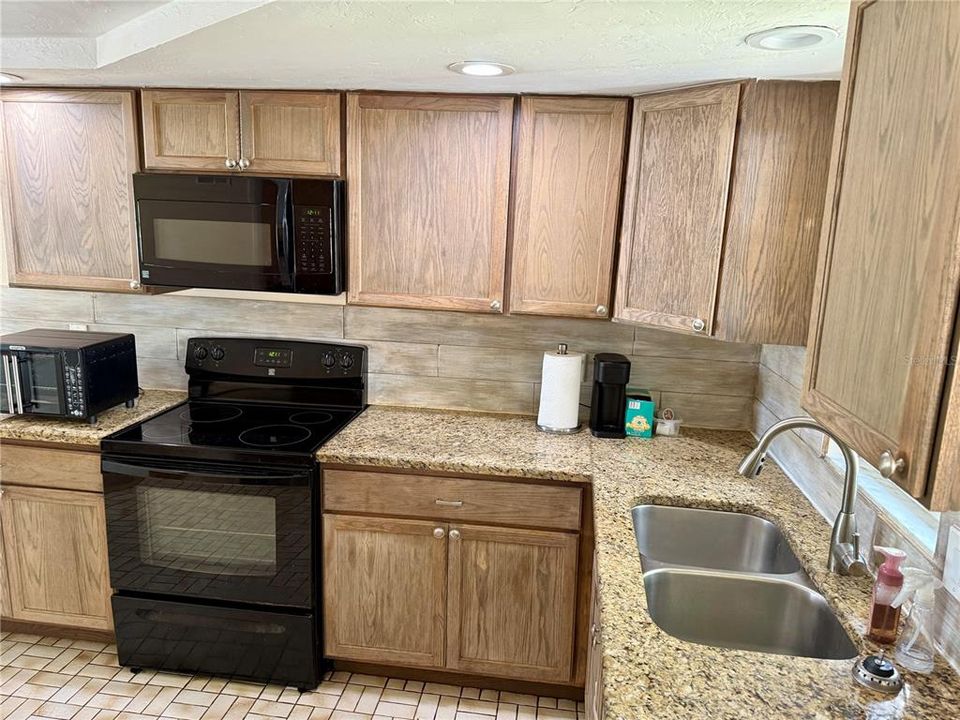 Active With Contract: $284,900 (3 beds, 1 baths, 1032 Square Feet)