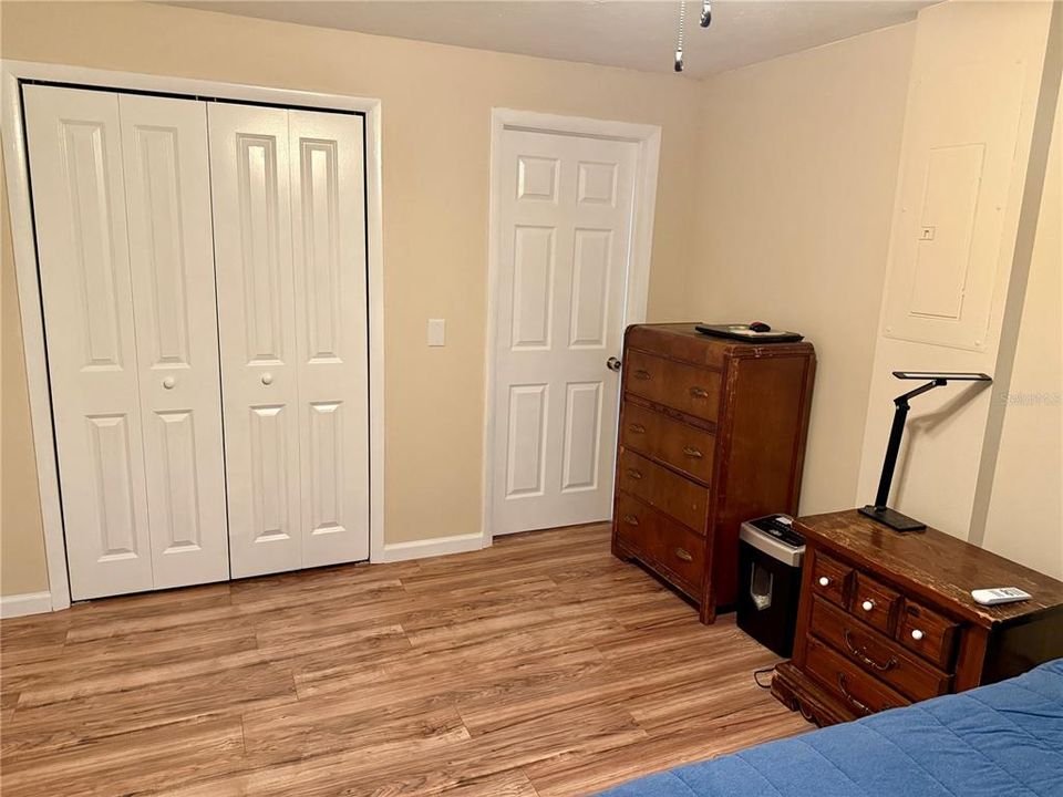 Active With Contract: $284,900 (3 beds, 1 baths, 1032 Square Feet)