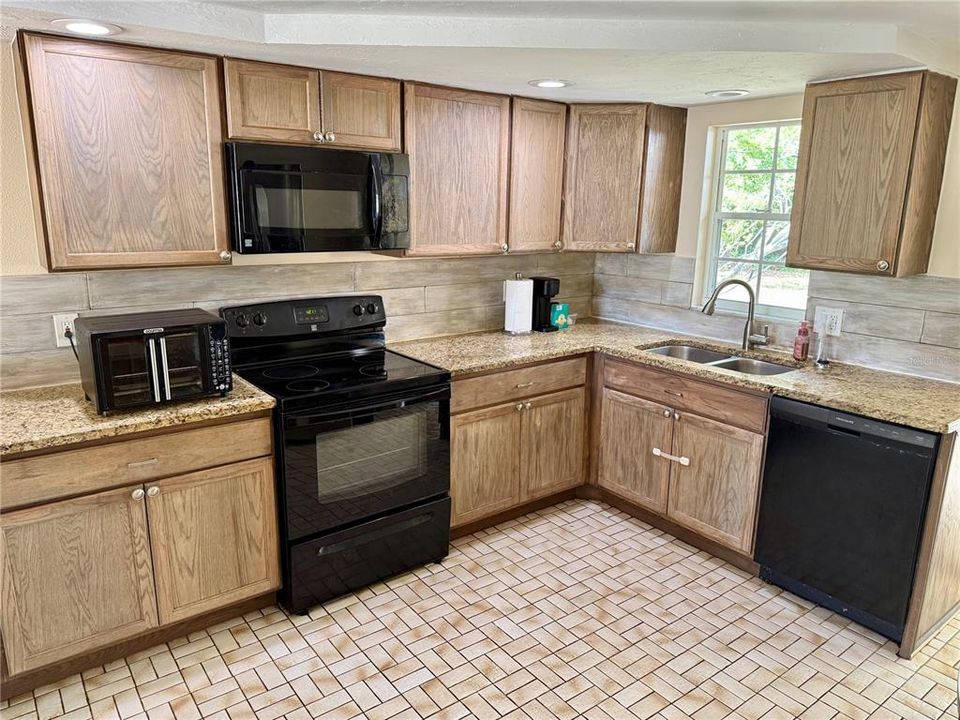 Active With Contract: $284,900 (3 beds, 1 baths, 1032 Square Feet)