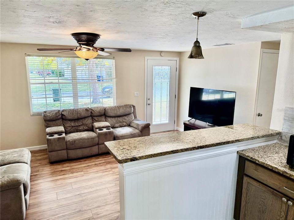 Active With Contract: $284,900 (3 beds, 1 baths, 1032 Square Feet)