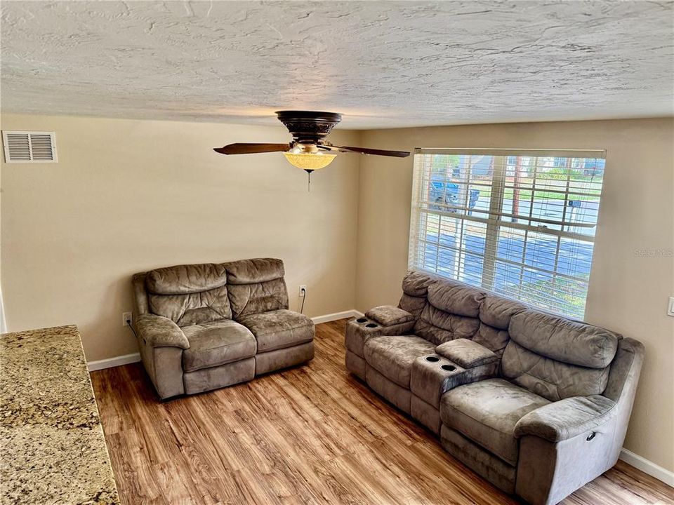 Active With Contract: $284,900 (3 beds, 1 baths, 1032 Square Feet)