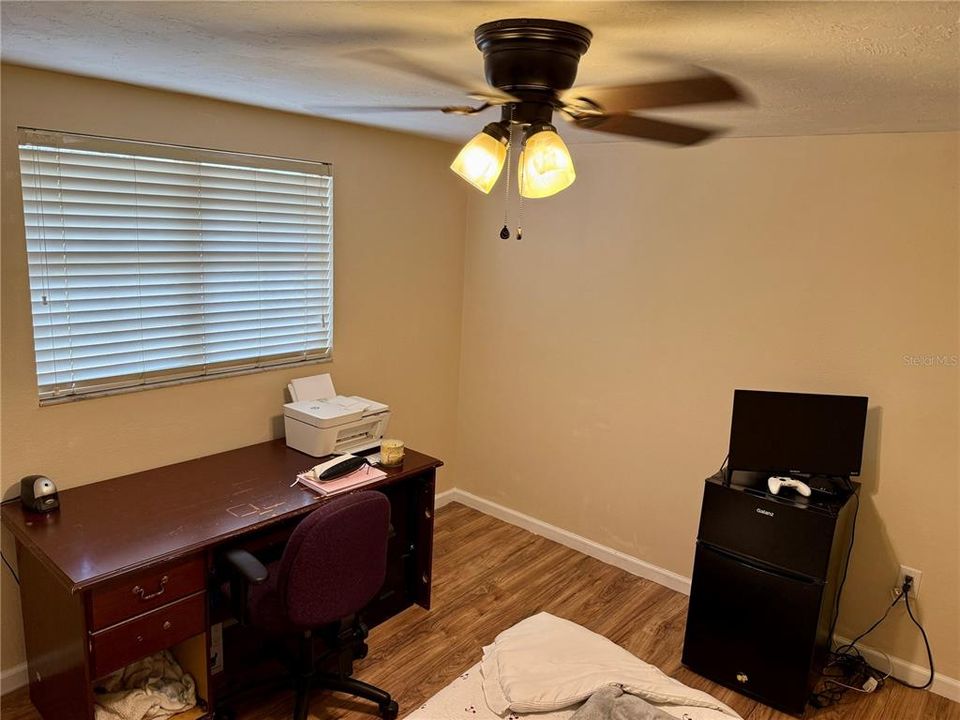 Active With Contract: $284,900 (3 beds, 1 baths, 1032 Square Feet)