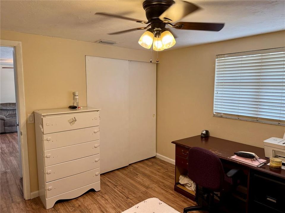 Active With Contract: $284,900 (3 beds, 1 baths, 1032 Square Feet)