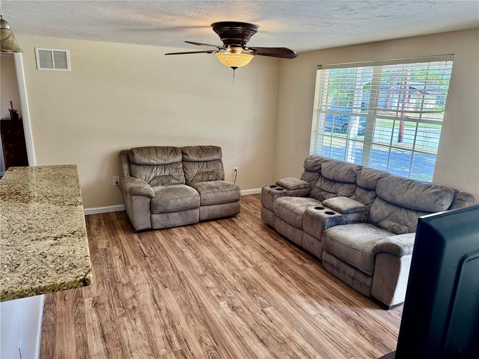 Active With Contract: $284,900 (3 beds, 1 baths, 1032 Square Feet)