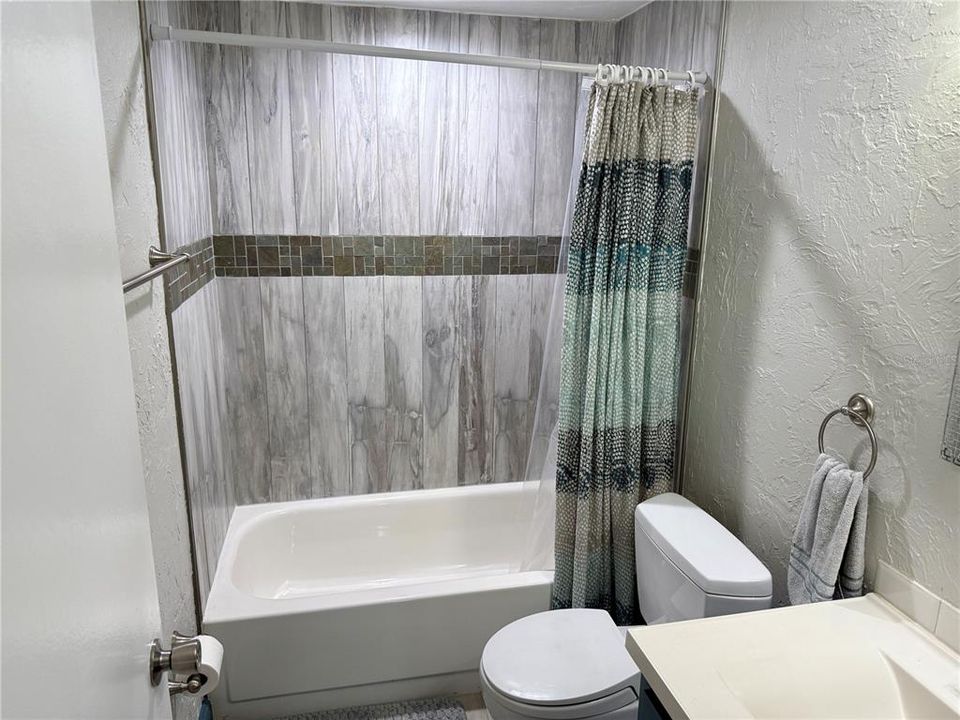 Active With Contract: $284,900 (3 beds, 1 baths, 1032 Square Feet)