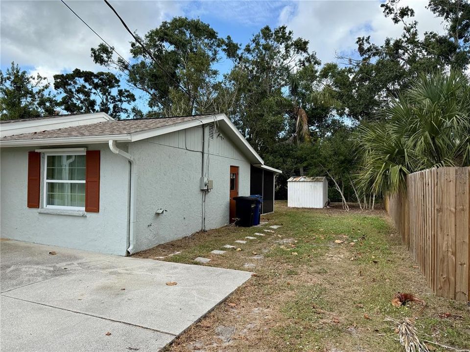 Active With Contract: $284,900 (3 beds, 1 baths, 1032 Square Feet)