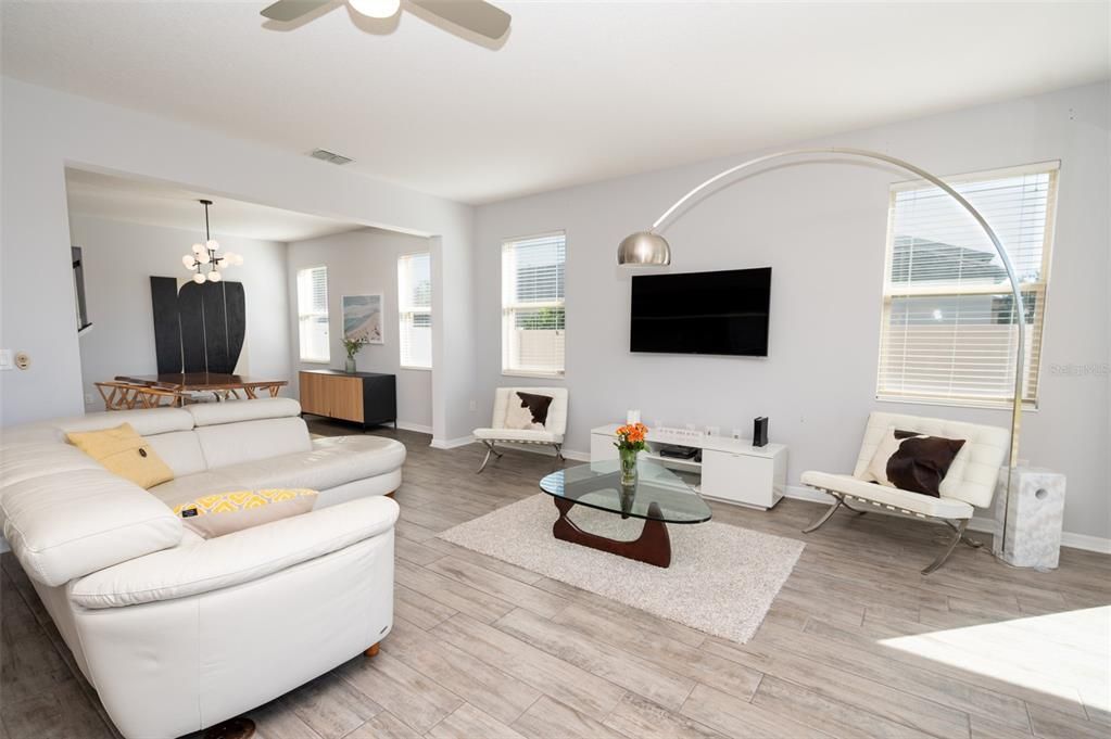 En Venta: $899,000 (4 camas, 3 baños, 4227 Pies cuadrados)