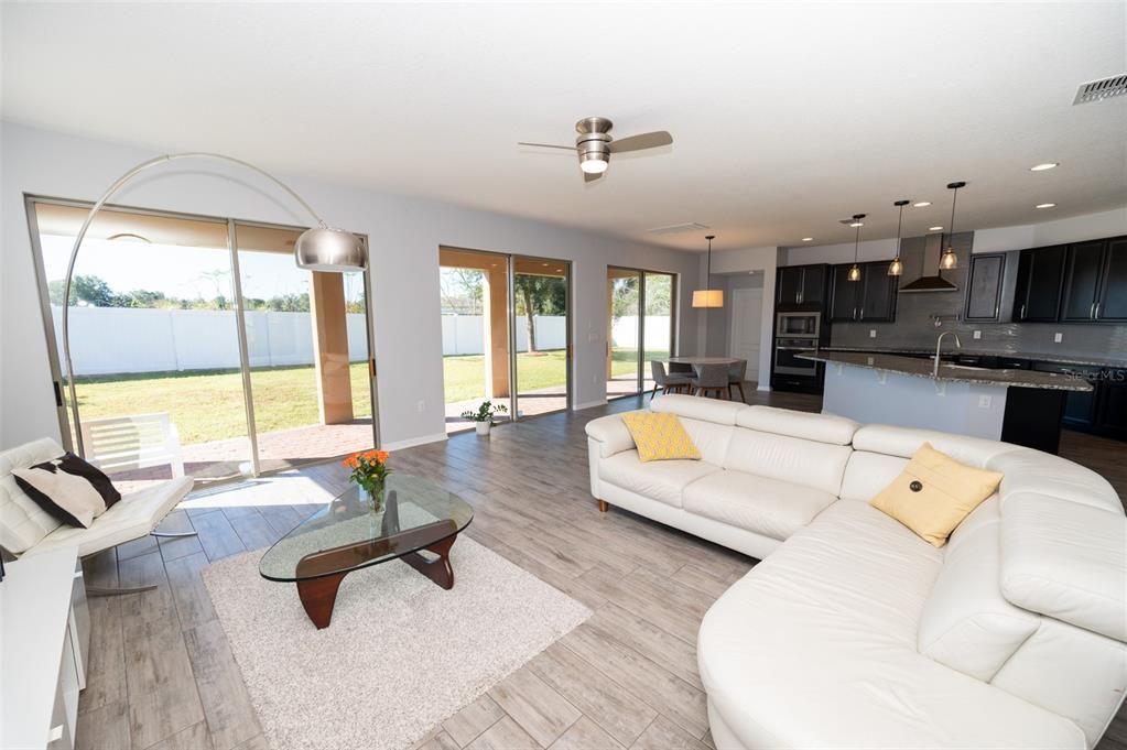 En Venta: $899,000 (4 camas, 3 baños, 4227 Pies cuadrados)