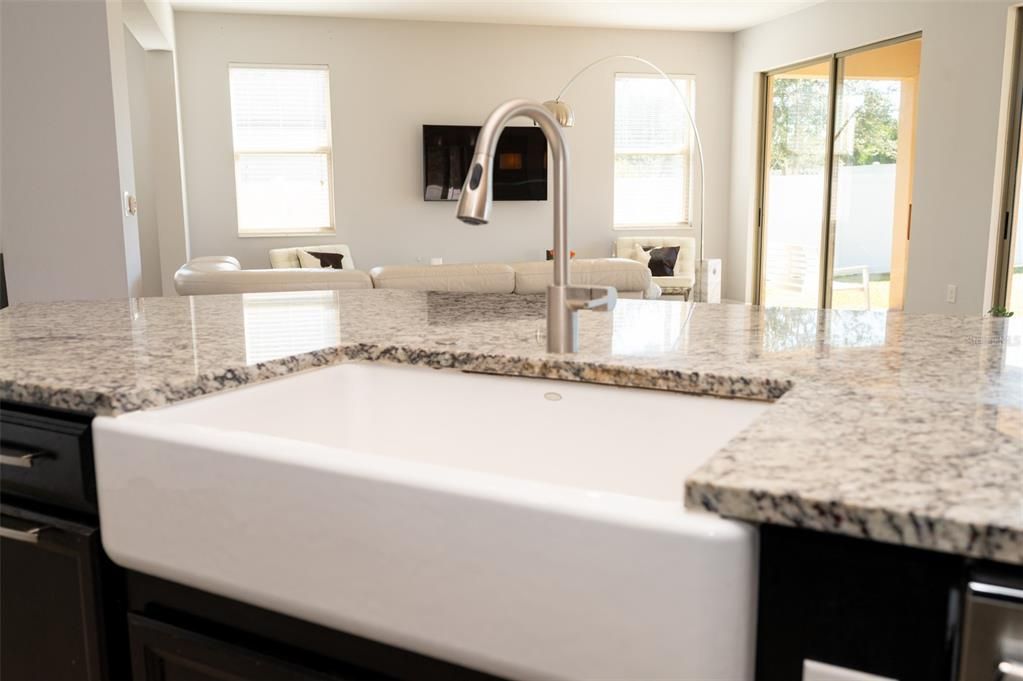 En Venta: $899,000 (4 camas, 3 baños, 4227 Pies cuadrados)