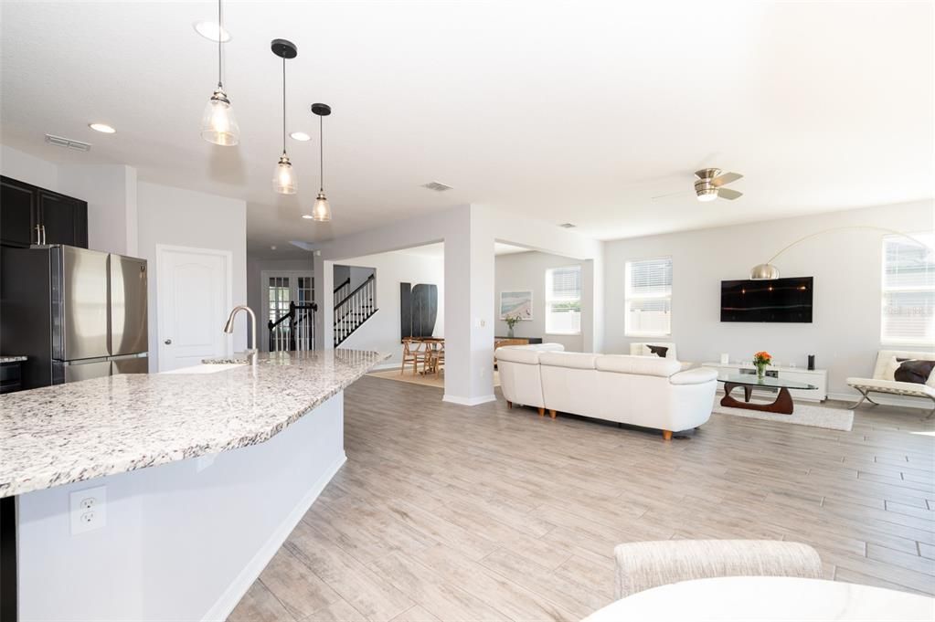 En Venta: $899,000 (4 camas, 3 baños, 4227 Pies cuadrados)