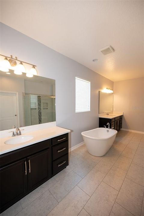 En Venta: $899,000 (4 camas, 3 baños, 4227 Pies cuadrados)