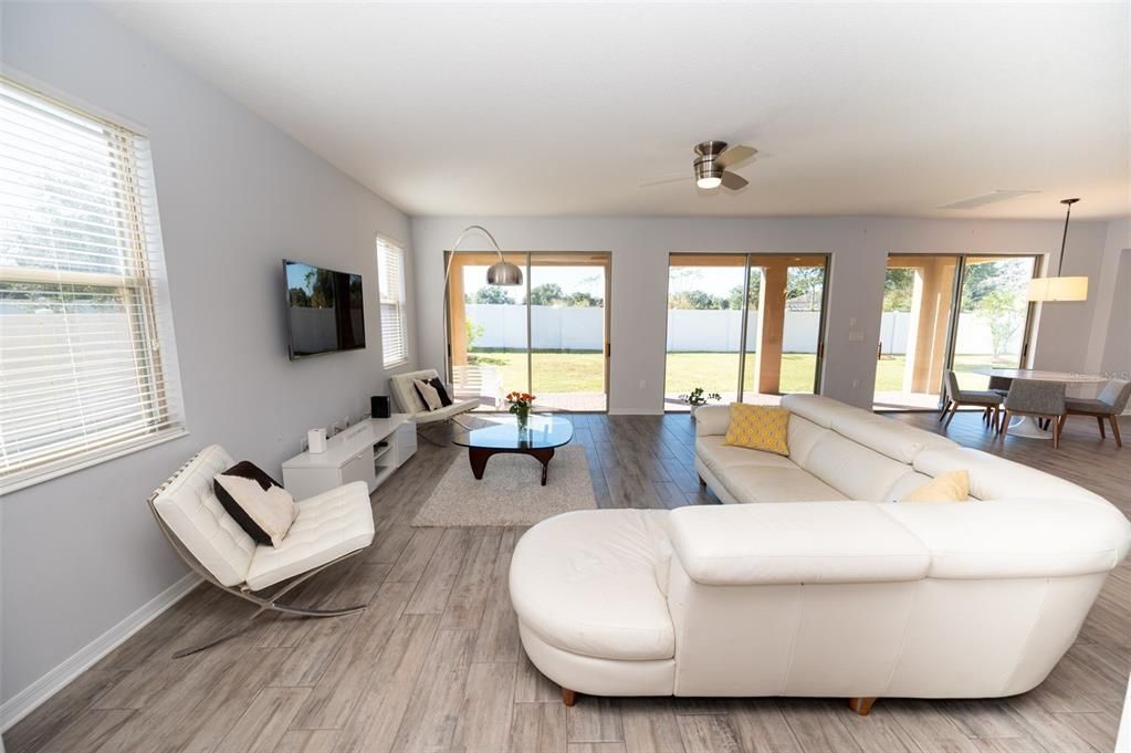 En Venta: $899,000 (4 camas, 3 baños, 4227 Pies cuadrados)