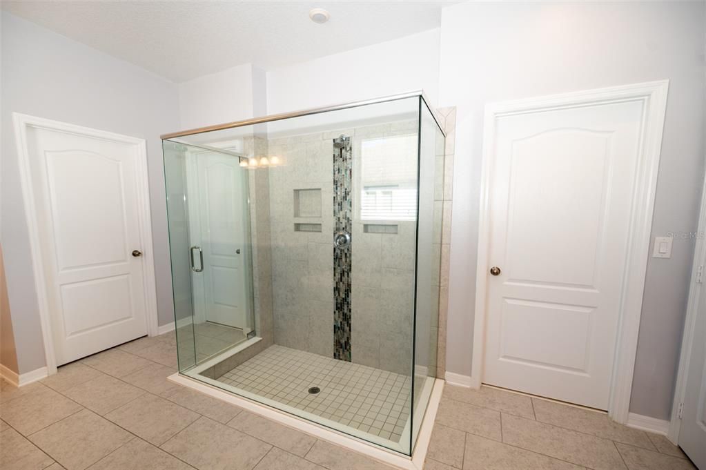 En Venta: $899,000 (4 camas, 3 baños, 4227 Pies cuadrados)