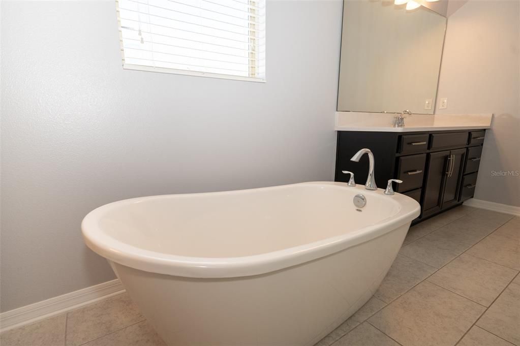 En Venta: $899,000 (4 camas, 3 baños, 4227 Pies cuadrados)