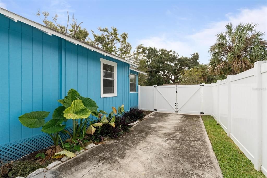 合同活跃: $243,500 (3 贝兹, 1 浴室, 872 平方英尺)