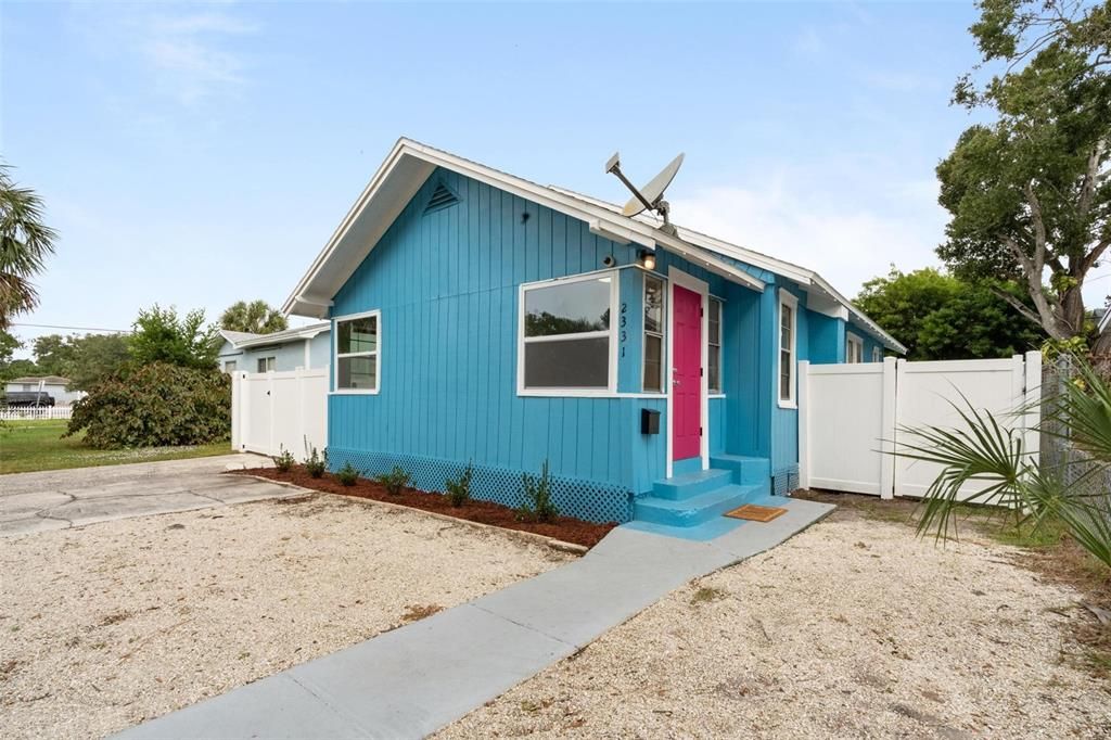 合同活跃: $243,500 (3 贝兹, 1 浴室, 872 平方英尺)