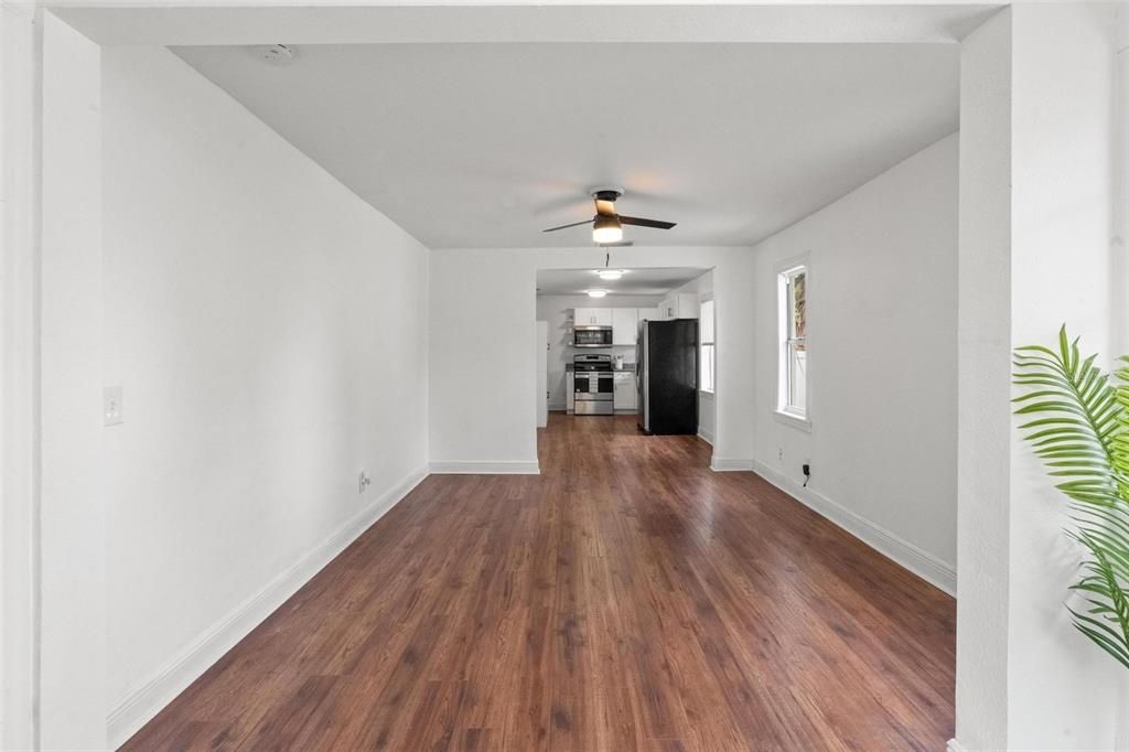 合同活跃: $243,500 (3 贝兹, 1 浴室, 872 平方英尺)