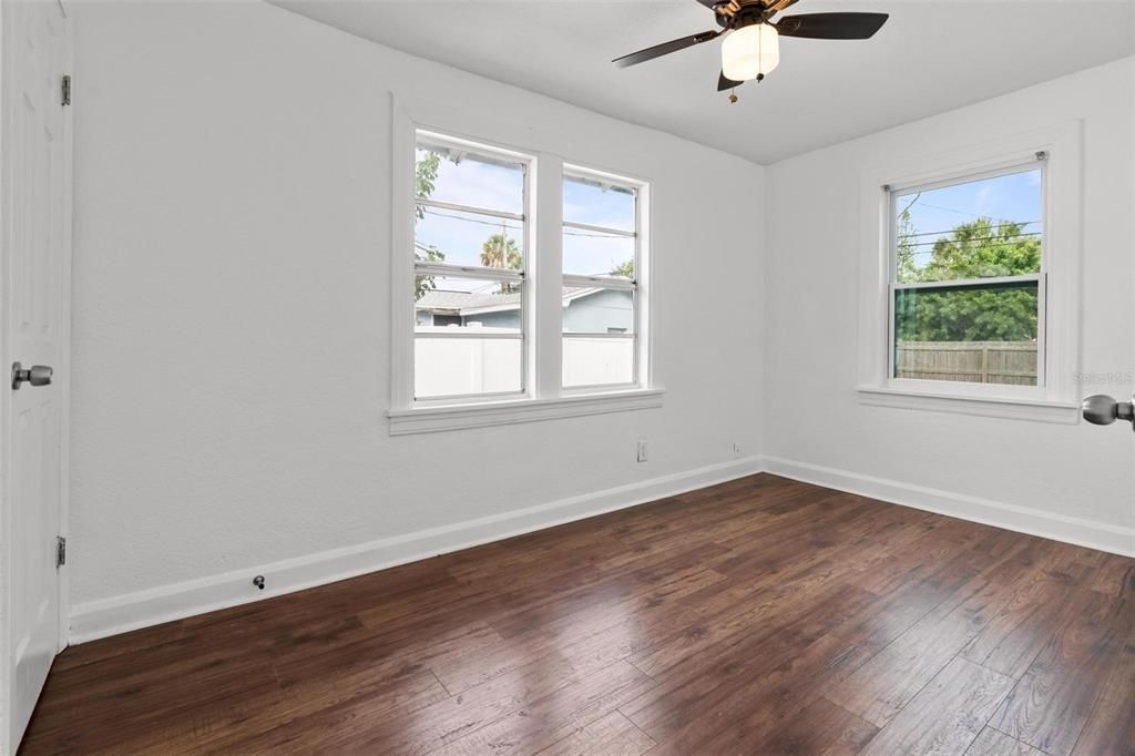 合同活跃: $243,500 (3 贝兹, 1 浴室, 872 平方英尺)