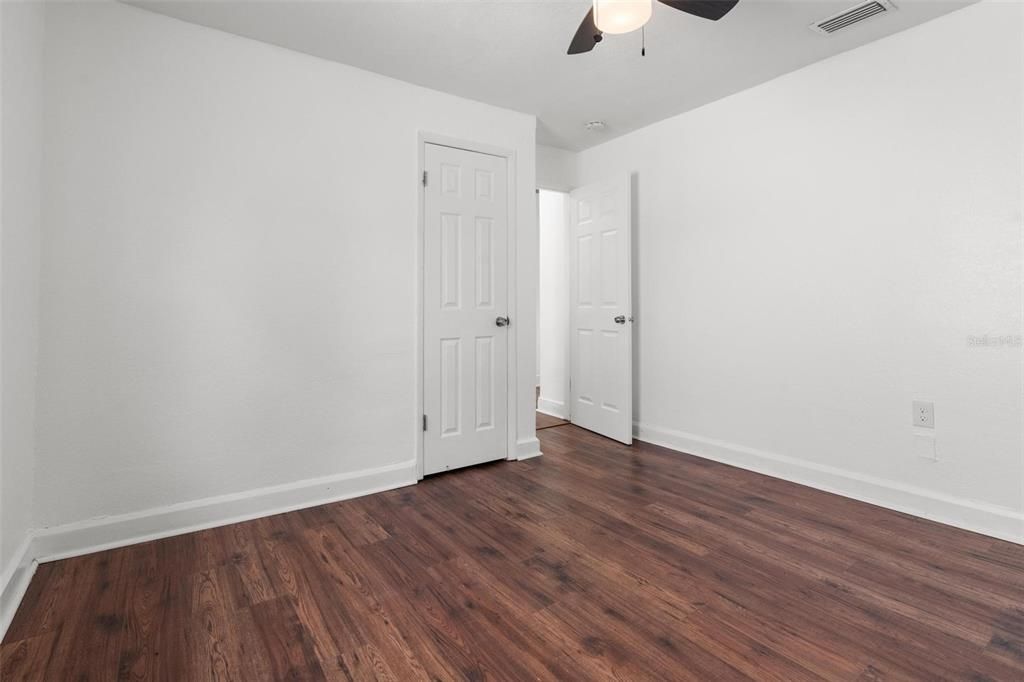 合同活跃: $243,500 (3 贝兹, 1 浴室, 872 平方英尺)