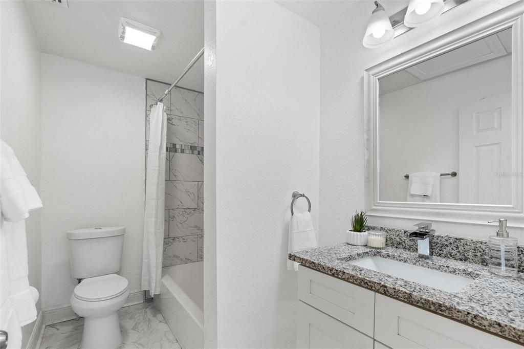 合同活跃: $243,500 (3 贝兹, 1 浴室, 872 平方英尺)