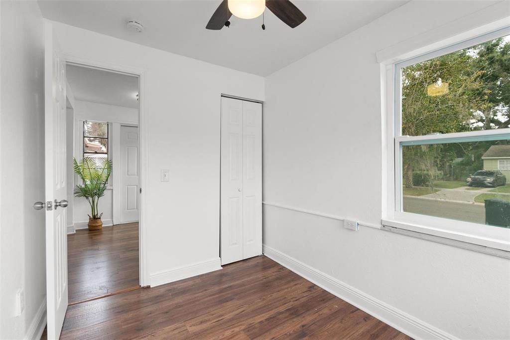 合同活跃: $243,500 (3 贝兹, 1 浴室, 872 平方英尺)