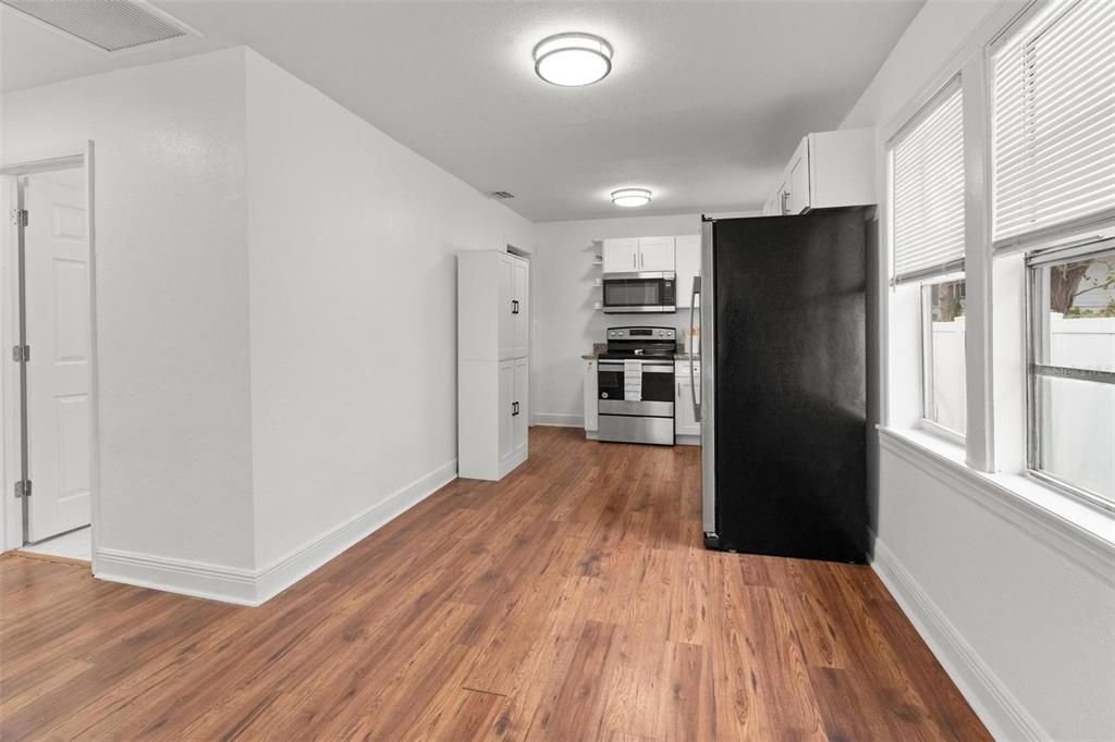 合同活跃: $243,500 (3 贝兹, 1 浴室, 872 平方英尺)