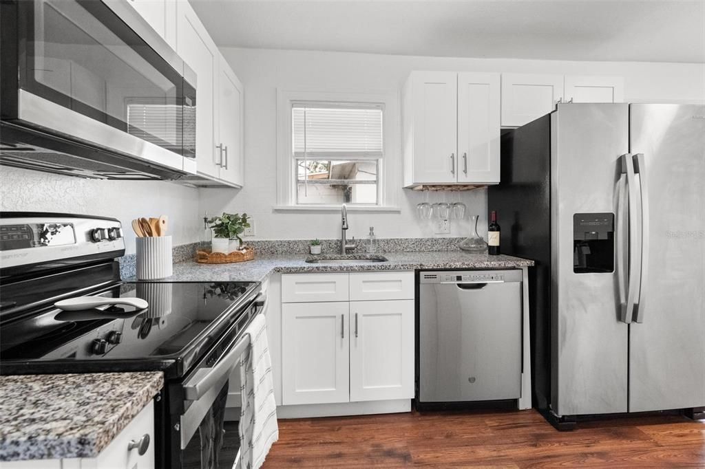 合同活跃: $243,500 (3 贝兹, 1 浴室, 872 平方英尺)